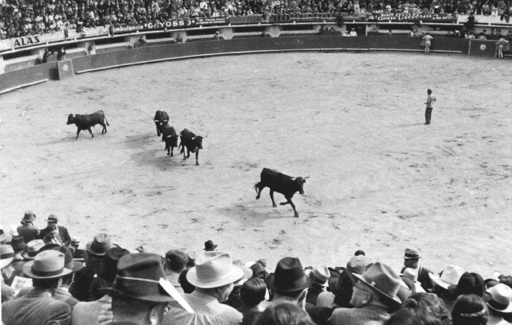 1937_08_15-1-047b-Bullfight-MexicoCity.jpg
