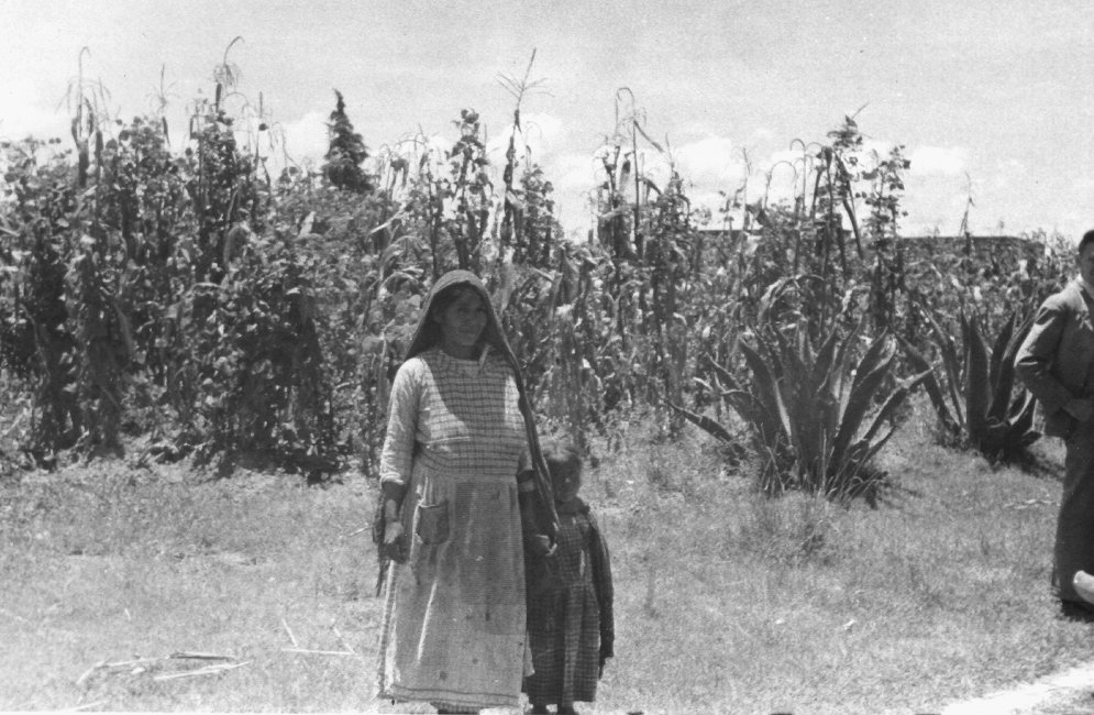 1937_08_17-1-071b-WomanAndChild-Cholula.jpg