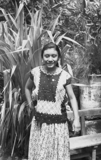 1937_09_01-3-057a-AureliaMartinezInGarden-Tehuantepec.jpg