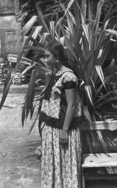 1937_09_01-3-057b-AureliaMartinezInGarden-Tehuantepec.jpg